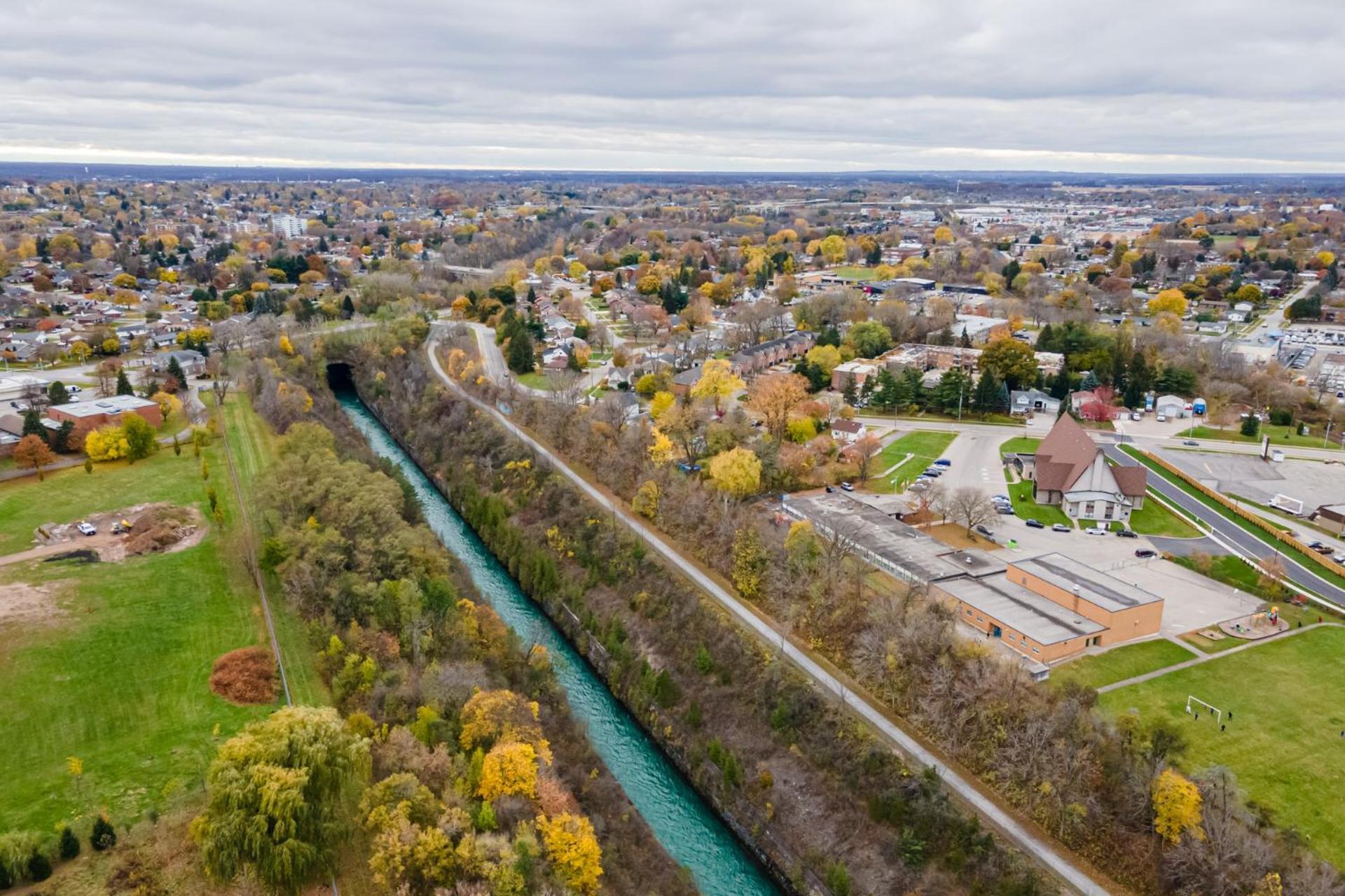 Luxury Living Niagara Falls - 4 Bed House ナイアガラ・フォールズ エクステリア 写真