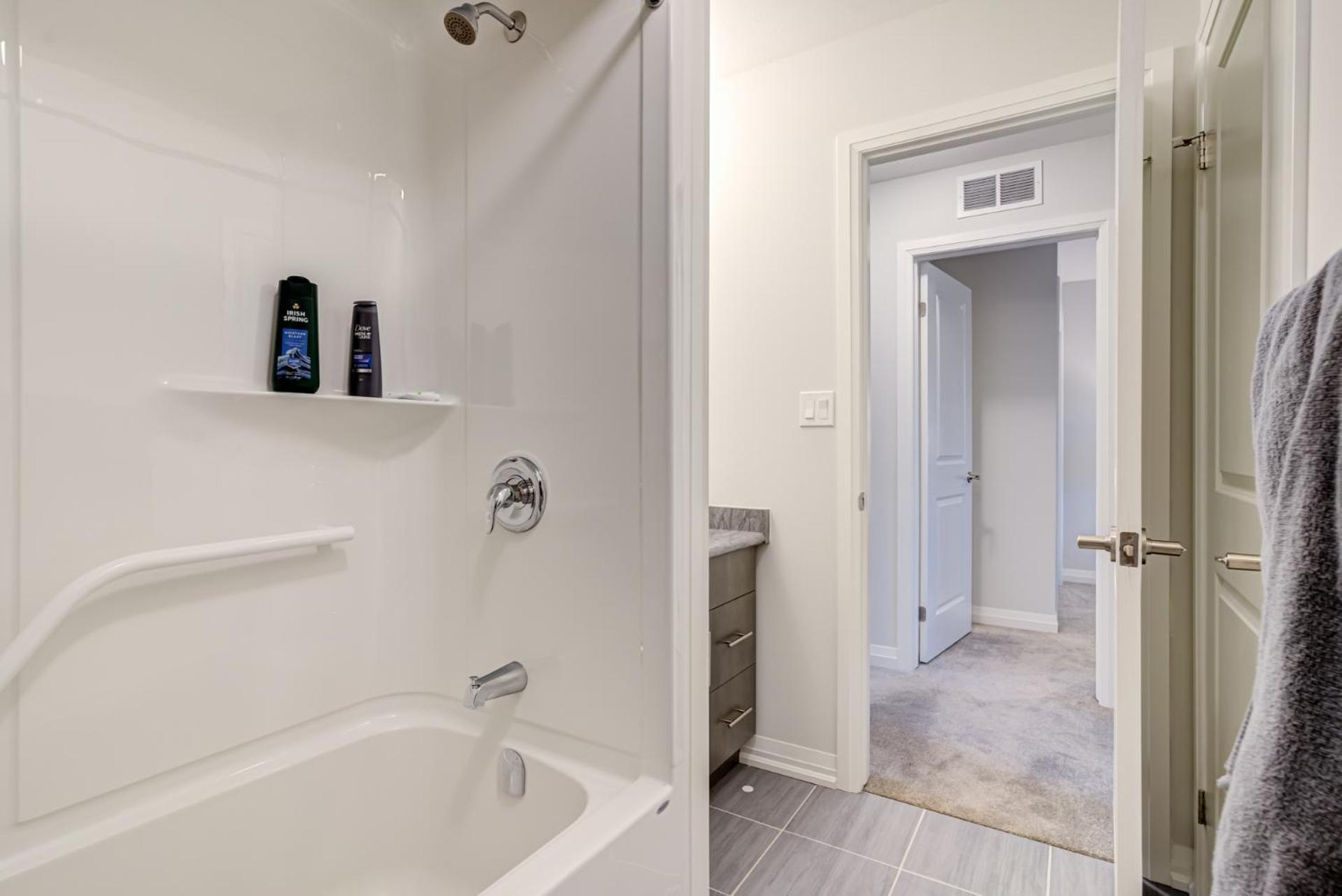 Luxury Living Niagara Falls - 4 Bed House ナイアガラ・フォールズ エクステリア 写真